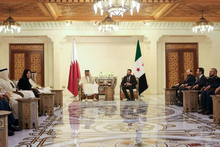 Photo fournie par l'agence officielle syrienne Sana le 30 janvier 2025 montrant le président syrien par intérim Ahmed al-Chareh (centre-D) rencontrant l'émir du Qatar Tamim ben Hamad Al-Thani (centre-G) à Damas ( SANA / - )