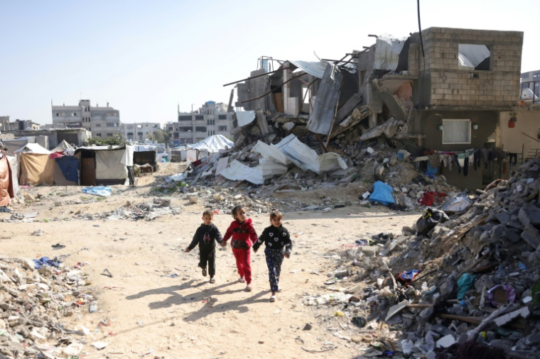 Des enfants palestiniens jouent au milieu des ruines, le 17 février 2025 à Jabalia dans la bande de Gaza  ( AFP / BASHAR TALEB )