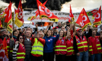 La secrétaire générale de la CGT Sophie Binet (c) et des salariés de Vencorex en grève, le 7 novembre 2024 à Pont-de-Claix, en Isère ( AFP / JEFF PACHOUD )