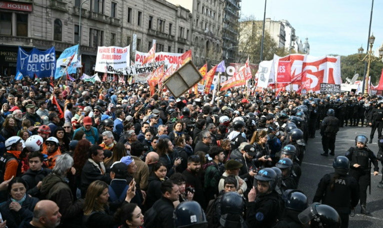 Manifestation devant le Congrès à Buenos Aires d'opposants à un véto du président d'extrême droite Javier Milei concernant un rattrapage des pensions de retraites, le 11 septembre 2024 ( AFP / Luis ROBAYO )