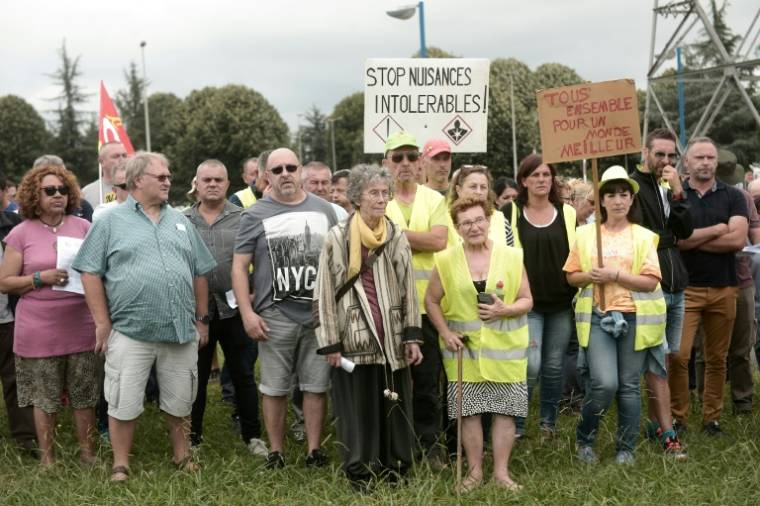 Residents protest against the nuisances at the Sanofi factory in Mourenx, in the Pyrénées-Atlantiques, on July 1, 2019 (AFP / IROZ GAIZKA)
