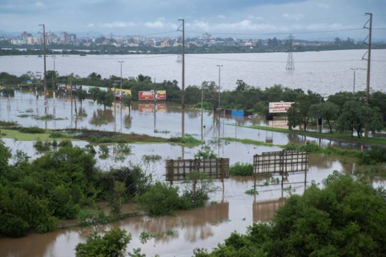Vue aérienne des rues inondées dans le quartier  de Navegantes à Porto Alegre, au Brésil, le 4 mai 2024 ( AFP / Carlos FABAL )