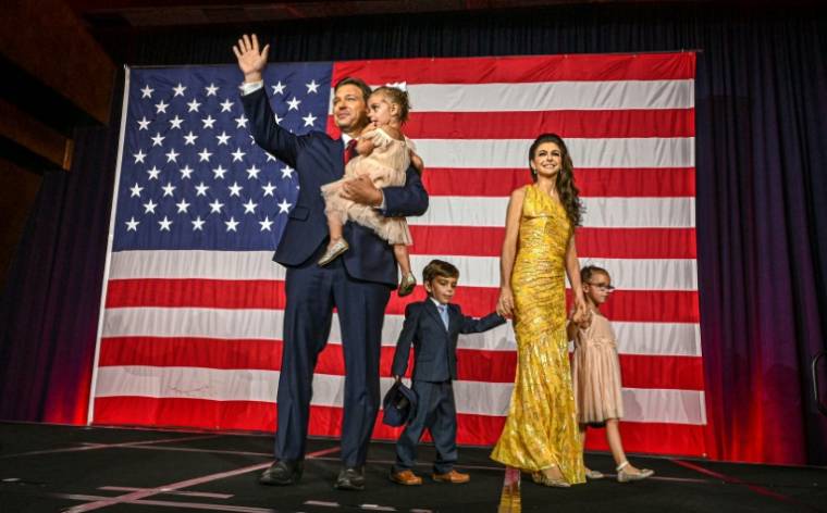 Le gouverneur de Floride Ron DeSantis, sa femme Casey DeSantis et leurs enfants Madison, Mason et Mamie à Tampa, en Floride, le 8 novembre 2022 ( AFP / Giorgio VIERA )