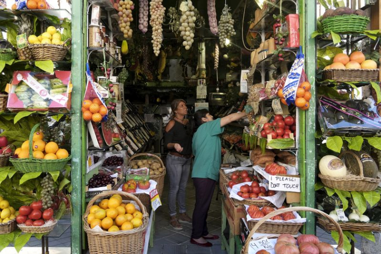 Une femme fait ses courses dans une épicerie à Madrid