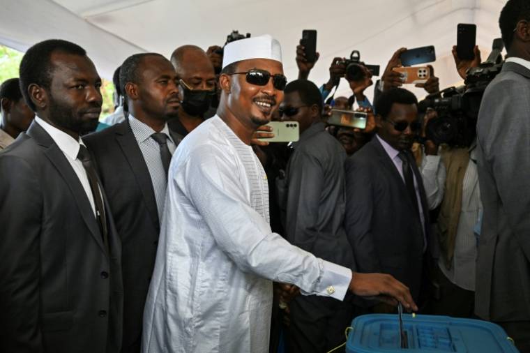 Le président de transition, Mahamat Idriss Deby Itno (c), candidat à la présidentielle, vote à N'Djamena, le 6 mai 2024 au Tchad ( AFP / Issouf SANOGO )