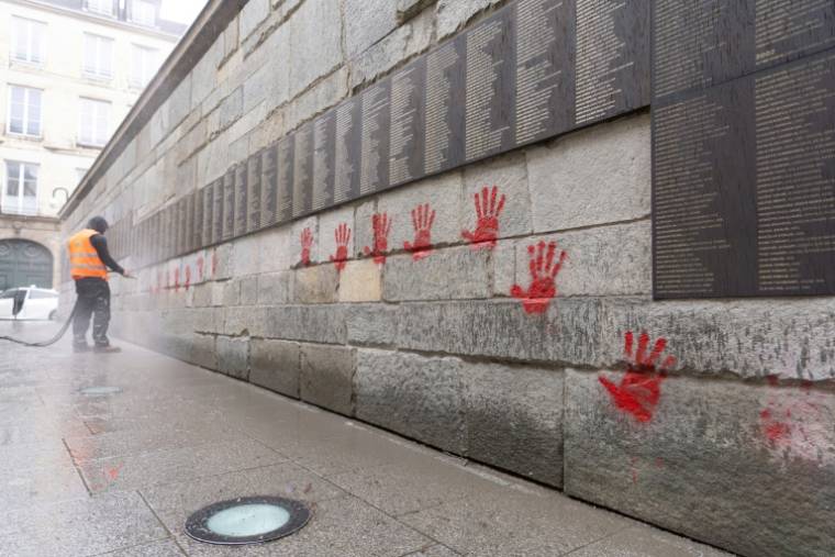 Des mains rouges ont été taguées sur le Mur des Justes à l'extérieur du mémorial de la Shoah, le 14 mai 2024, à Paris  ( AFP / Antonin UTZ )