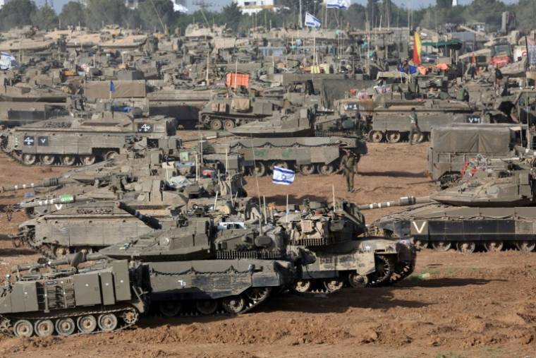 Des chars de combat israéliens en position près de la frontière avec la bande de Gaza, le 9 mai 2024 ( AFP / AHMAD GHARABLI )