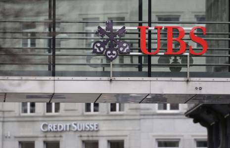 Les logos de Credit Suisse et de l'UBS à Zurich