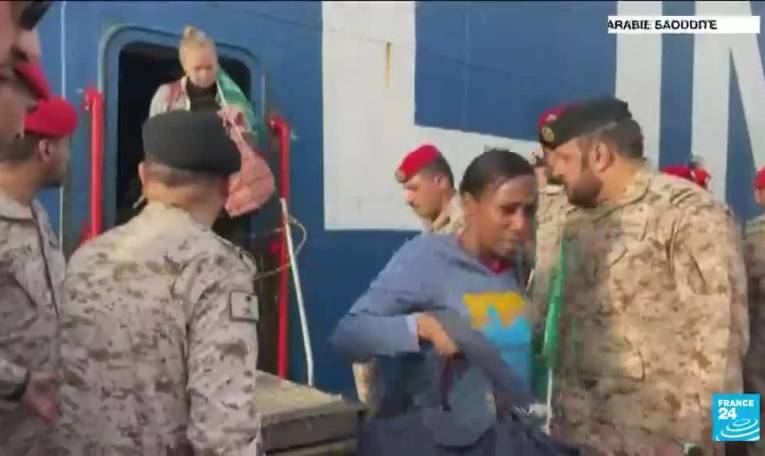 Atterrissage à Paris d'un avion français transportant 245 évacués du Soudan