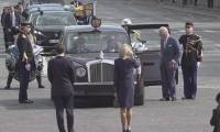 La bise de Brigitte Macron à la reine Camilla, sous l'Arc de Triomphe