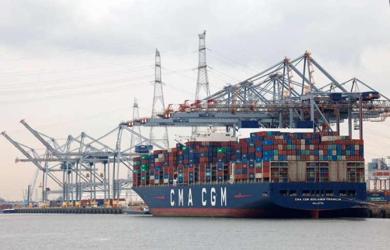 Des conteneurs sont empilés sur le porte-conteneurs CMA CGM Benjamin Franklin dans le port d'Anvers, en Belgique