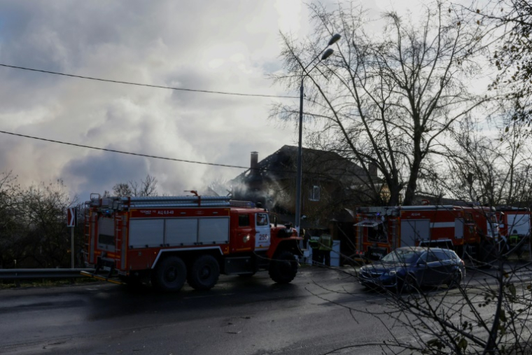 Des pompiers sont présents près d'une maison endommagée par une attaque de drone dans le village de Stanovoïe, dans la région de Moscou, le 10 novembre 2024 ( AFP / TATYANA MAKEYEVA )