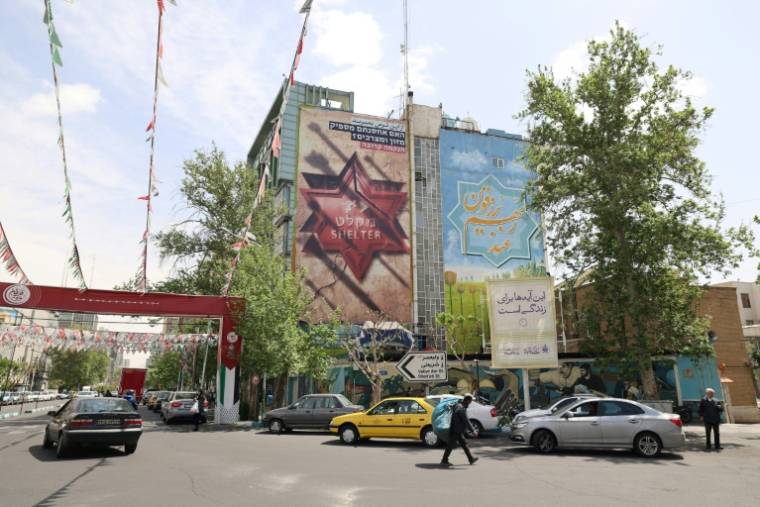 Des slogans anti-israéliens sur des murs à Téhéran, le 13 avril 2024  ( AFP / ATTA KENARE )