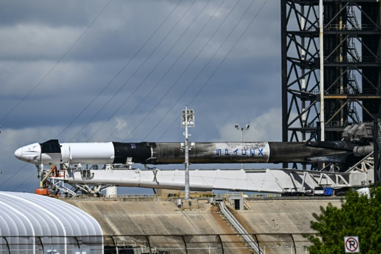 Een SpaceX Falcon 9-raket met de Crew Dragon Resilience-capsule in het Kennedy Space Center, voorafgaand aan de Polaris Dawn-missie, op Cape Canaveral, 27 augustus 2024 in Florida (AFP / CHANDAN KHANNA)