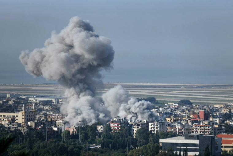 Un nuage de fumée s'élève du site d'une frappe israélienne dans la banlieue sud de Beyrouth, d'où l'on peut voir les pistes de l'aéroport international de la capitale libanaise, le 23 novembre 2024 ( AFP / IBRAHIM AMRO )