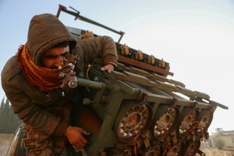 Un combattant rebelle examine un lance-roquettes pris à l'armée syrienne dans le secteur de Khan al-Assal, pris par les jihadistes dans le nord-ouest de la Syrie, le 29 novembre 2024 ( AFP / Aaref WATAD )