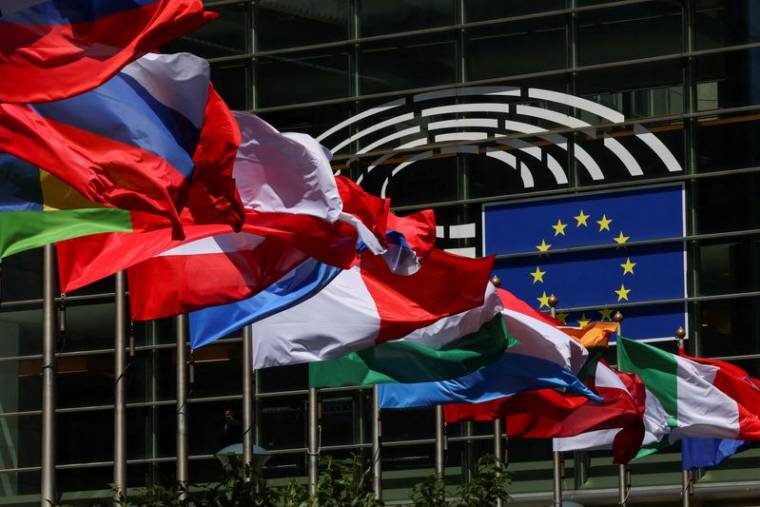 Photo d'archives des drapeaux devant le Parlement européen à Bruxelles
