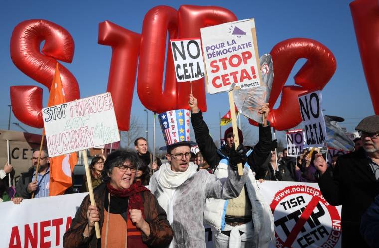 Des manifestants opposés au traité Ceta à Strasbourg, le 15 février 2017. ( AFP / PATRICK HERTZOG )