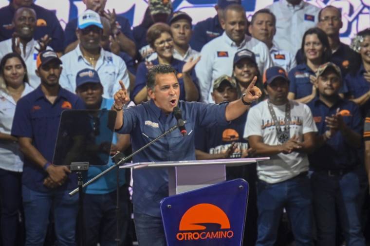 Ricardo Lombana, candidat à la présidentielle pour le parti Otro Camino, lors d'un meeting de clôture de campagne, le 30 avril 2024 à Panama  ( AFP / JOHAN ORDONEZ )
