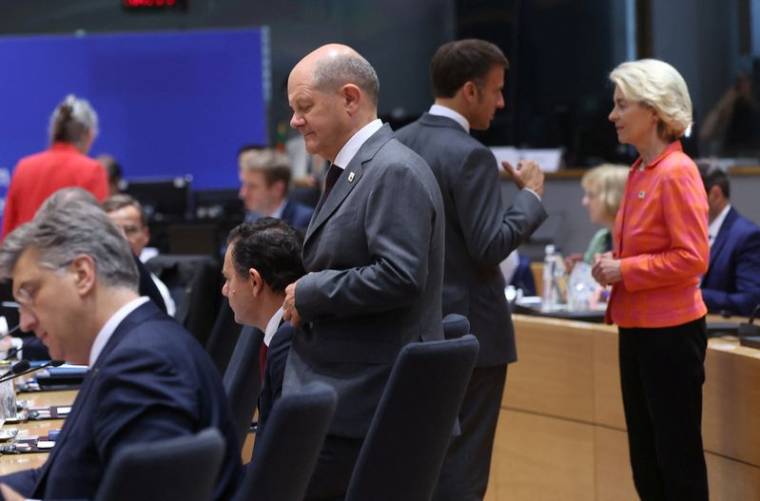 Le chancelier allemand Olaf Scholz, le président français Emmanuel Macron et la présidente de la Commission européenne Ursula von der Leyen assistent à la réunion du Conseil européen à Bruxelles