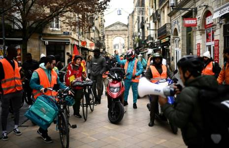 Des livreurs travaillant pour Uber Eats manifestent pour réclamer une meilleure rémunération, le 2 décembre 2023 à Bordeaux ( AFP / Christophe ARCHAMBAULT )
