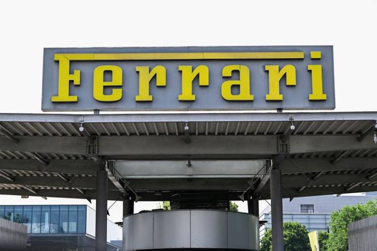 Le logo de Ferrari est visible au siège de l'entreprise, à Maranello, en Italie
