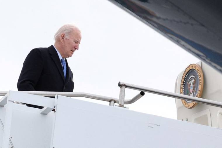 Joe Biden monte à bord d'Air Force One
