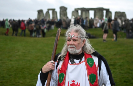 Le druide Arthur Pendragon participe aux célébrations du solstice d'hiver, sur le site de Stonehenge, en Angleterre, le 21 décembre 2024 ( AFP / JUSTIN TALLIS )