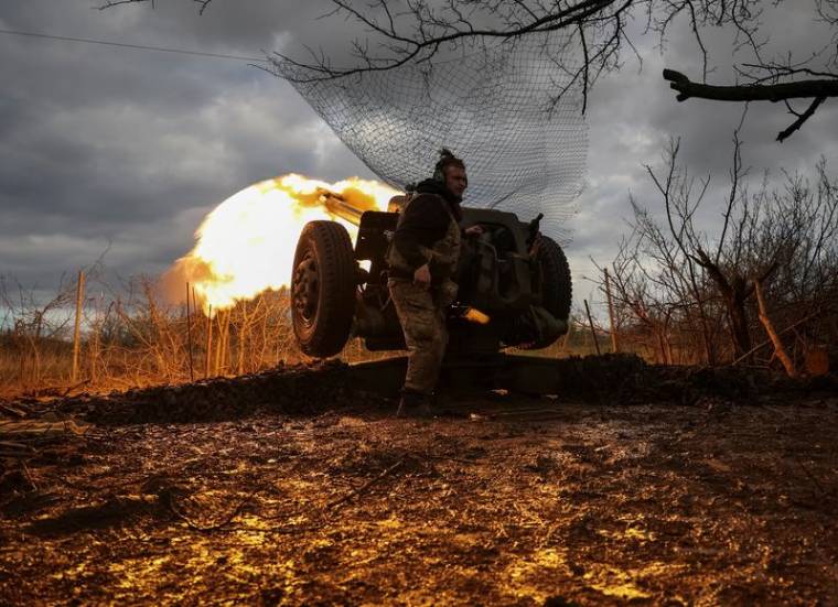 Des militaires ukrainiens sur une ligne de front près de la ville de Bakhmout, en Ukraine