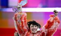 Nemo brandit son trophée après sa victoire à l'Eurovision, le 12 mai 2024 à Malmö, en Suède ( AFP / Tobias SCHWARZ )