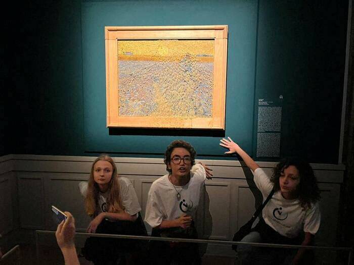Des militants de "Ultima Generazione (Last Generation)" collent leurs mains au mur après avoir jeté de la soupe sur un tableau de van Gogh "Le Semeur" au Palazzo Bonaparte à Rome