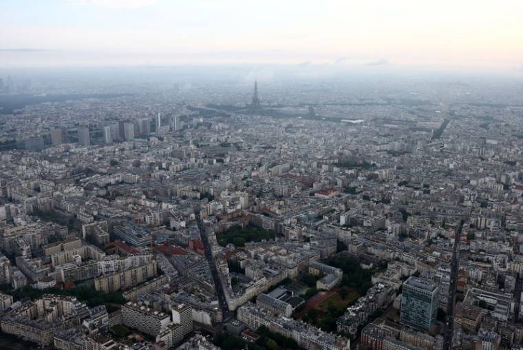 Une vue aérienne montre la Tour Eiffel, les toits des immeubles résidentiels et les toits de Paris