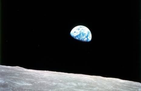 Le "Lever de Terre" photographié par l'astronaute américain William Anders, le 24 décembre 1968 au-dessus de la surface lunaire ( NASA /  )
