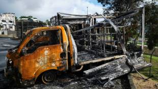 Un véhicule incendié dans la zone industrielle de Normandie à Nouméa, en Nouvelle-Calédonie, le 20 mai 2024 ( AFP / Theo Rouby )