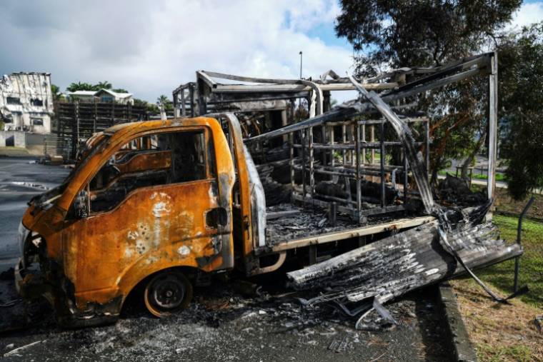 Un véhicule incendié dans la zone industrielle de Normandie à Nouméa, en Nouvelle-Calédonie, le 20 mai 2024 ( AFP / Theo Rouby )