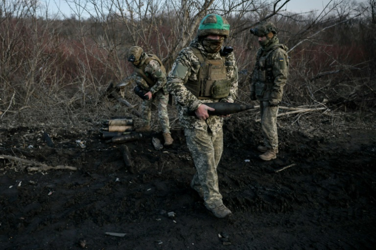 Photo prise le 10 janvier 2025 et publiée par le service de presse de la 24e Brigade mécanisée des forces armées ukrainiennes le 13 janvier 2025 de militaires ukrainiens transportant des obus dans la région de Donetsk (24e Brigade mécanisée des forces armées ukrainiennes / Polycopié)