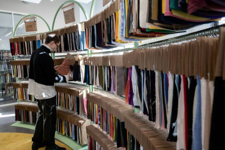 Le créateur espagnol Arturo Obegero regarde des tissus non utilisés par les grandes maisons de luxe du groupe LVMH, revendus dans le showroom de Nona Source, le 14 mars 2024 à Paris ( AFP / BERTRAND GUAY )