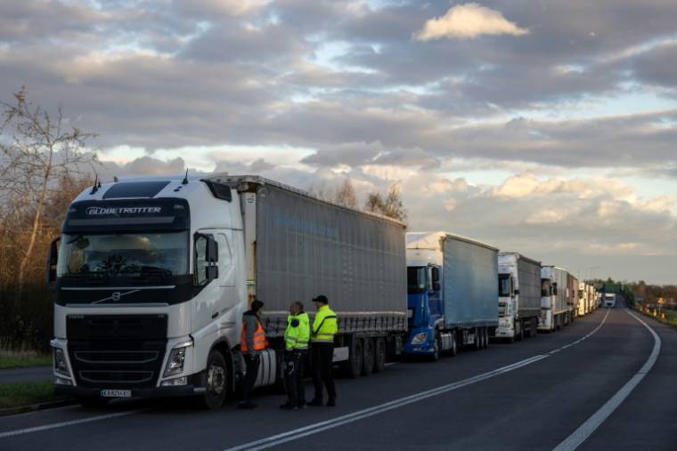 Des camions bloquent l'accès à un poste-frontière avec l'Ukraine, le 6 novembre 2023 à Dorohusk, en Pologne ( AFP / Wojtek Radwanski )