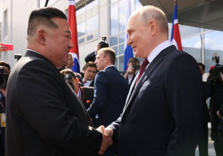 Le président russe Vladimir Poutine (d) et son homologue nord-coréen Kim Jong Un lors d'une rencontre au cosmodrome de Vostochnyy, le 13 septembre 2023 en Russie ( POOL / Mikhail METZEL )
