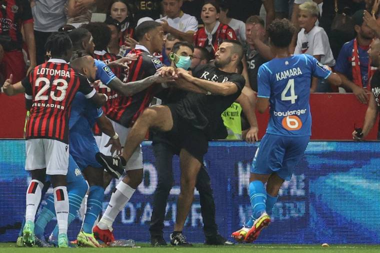 Des joueurs et des supporters à Nice dans le stade de Nice, le 22 août 2021. ( AFP / VALERY HACHE )