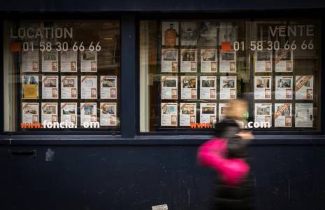Une vitrine d'agence immobilière à Paris le 19 décembre 2017  ( AFP / Lionel BONAVENTURE )