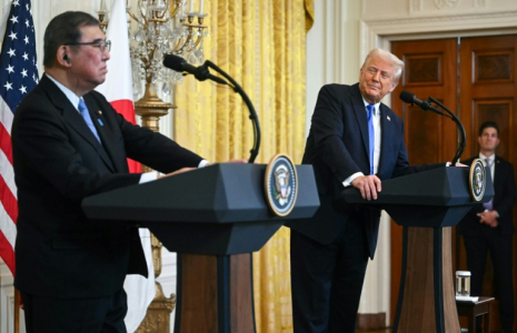 Le président américain Donald Trump observe le Premier ministre japonais Shigeru Ishiba lors d'une conférence de presse commune à la Maison Blanche, à Washington, le 7 février 2025 ( AFP / Jim WATSON )