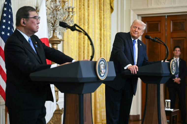 Le président américain Donald Trump observe le Premier ministre japonais Shigeru Ishiba lors d'une conférence de presse commune à la Maison Blanche, à Washington, le 7 février 2025 ( AFP / Jim WATSON )