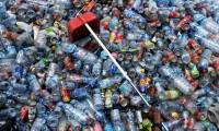 Récupération de bouteilles en plastique dans une décharge à Banda Aceh le 31 mai 2022 ( AFP / CHAIDEER MAHYUDDIN )