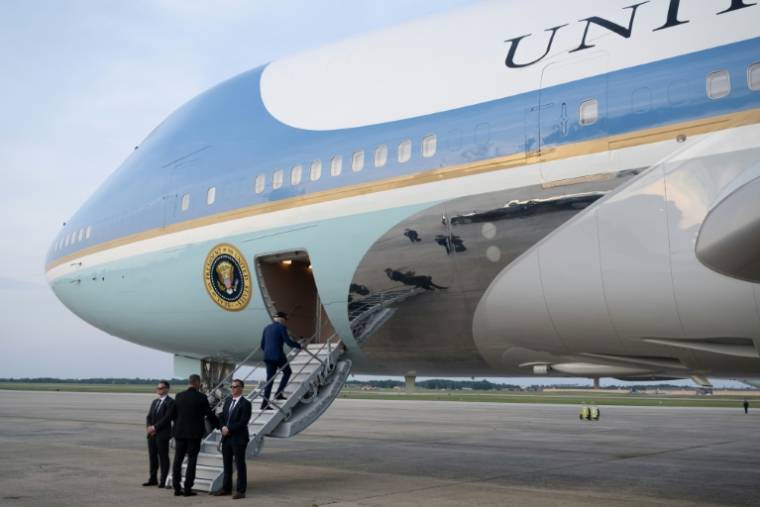 Le président américain Joe Biden monte à bord d'Air Force One avant son départ pour la France, sur la base aérienne Andrews dans le Maryland, le 4 juin 2024 ( AFP / SAUL LOEB )