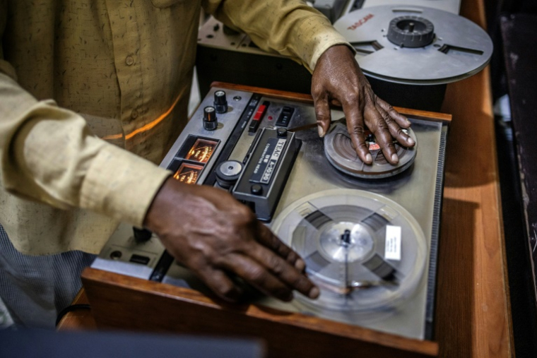 Un ingénieur du son fait jouer des vieilles bandes magnétiques contenant des chansons et poèmes traditionnels du Somaliland dans la salle d'archives de Radio Hargeisa, le 10 novembre 2024 à Hargeisa, en Somalie ( AFP / LUIS TATO )