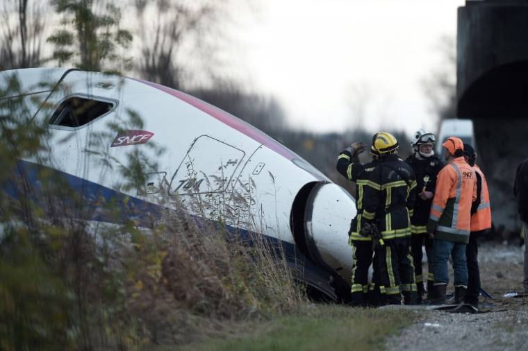Une rame d'essais de TGV, au lendemain de son déraillement à Eckwersheim, près de Strasbourg, le 15 novembre 2015 dans le Bas-Rhin  ( AFP / FREDERICK FLORIN )