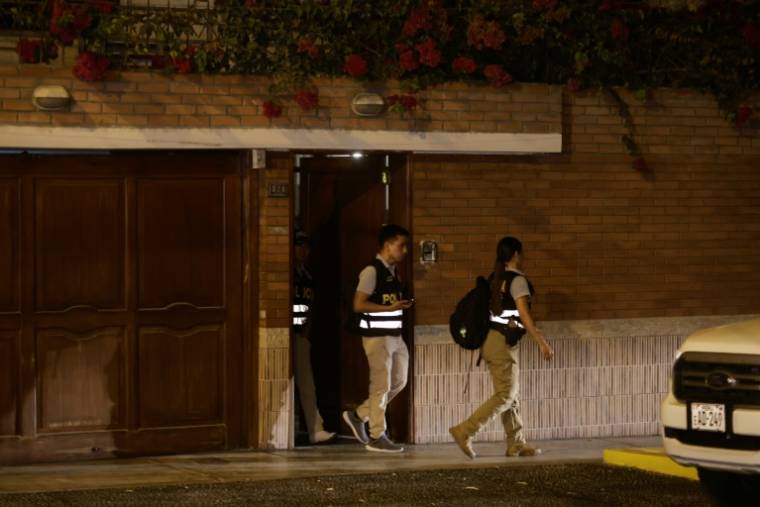 La police quitte la maison de la présidente Dina Boluarte lors d'une persquisition ordonnée par le bureau du procureur général dans le cadre d'une enquête pour "enrichissement illicite", à Lima le 30 mars 2024 ( AFP / Juan Carlos CISNEROS )