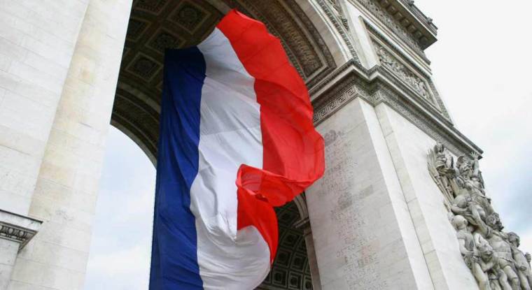 Le drapeau français sous l'Arc de Triomphe