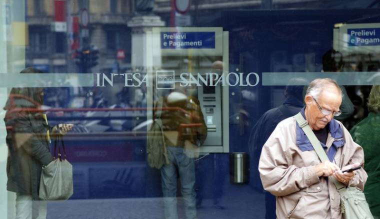 Les guichets automatiques bancaires d'Intesa Sanpaolo à Milan, en Italie